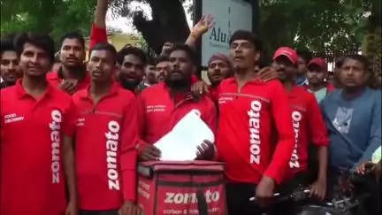 मल्हारगंज: ज़ोमैटो के खिलाफ इंदौर में डिलीवरी मैन का प्रदर्शन, कंपनी पर मनमानी का आरोप