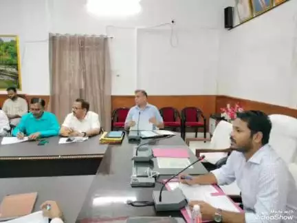 मिर्ज़ापुर: कलेक्ट्रेट में मुख्य विकास अधिकारी की अध्यक्षता में जिला स्तरीय उद्योग बंधु की बैठक सम्पन्न हुई