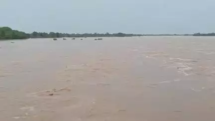मोदनगंज: फल्गु नदी में पानी आने से मोदनगंज के कई इलाकों में बाढ़, एनएच 33 पर चार फीट तक बह रहा पानी