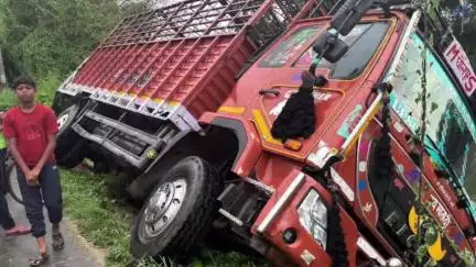 फतेहाबाद: निबोहरा के रैपुरा मोड़ पर केंटर की टक्कर से स्कूटर सवार किसान की मौत, पोता घायल