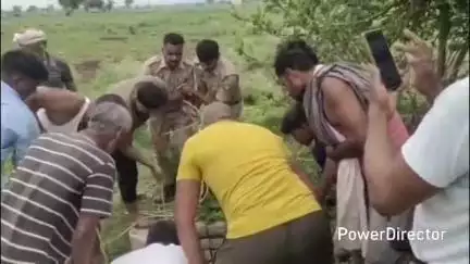 मऊ: थाना मऊ पुलिस, डायल 112 और फायर सर्विस की टीम ने कुएं में गिरे बछड़े को रेस्क्यू कर निकाला बाहर