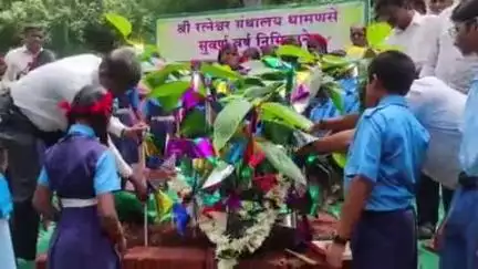 रत्नागिरी: धामणसे येथे कदंब झाडाचा पहिला वाढदिवस साजरा