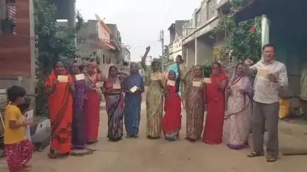धुळे: राज्य सरकारने नवीन दारू परवाने देण्याचा निर्णय रद्द करा, निमगुळ गावात बचतगट महिलांनी पाठवले मुख्यमंत्र्यांना पोस्ट कार्ड