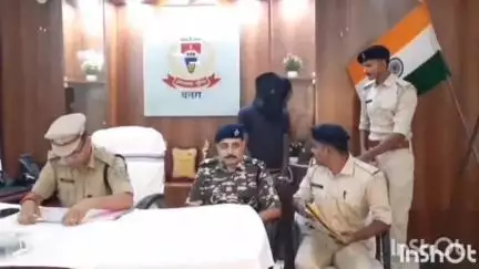 चतरा: TSPC के नाम पर लेवी मांगने वाला पिस्टल और मोबाइल के साथ गिरफ्तार, चतरा एसपी कार्यालय में एसपी ने दी जानकारी