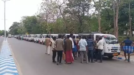 திண்டுக்கல் கிழக்கு: மாவட்ட ஆட்சியர் அலுவலகத்தில் 40க்கும் மேற்பட்ட டாடா மேஜிக் ஓட்டுநர்கள் தங்கள் வாகனத்துடன் வந்து மனு அளித்தனர்
