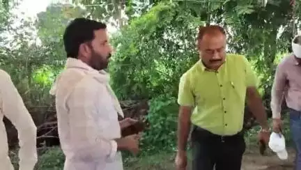 खातेगांव: ग्राम कांजीपुरा में सड़क निर्माण की मांग को लेकर स्कूली बच्चों और ग्रामीणों का धरना प्रदर्शन आज भी जारी