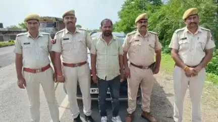 दलौदा: निम्बाहेड़ा पुलिस ने रठाना निवासी रमेश चंद्र को कार सहित अवैध पिस्टल और जिंदा कारतूस के साथ पकड़ा