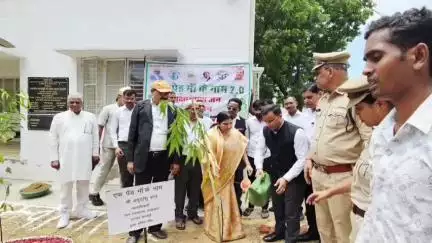 शाहबाद: तहसील मुख्यालय स्थित ग्राम न्यायालय में उच्च शिक्षा मंत्री ने वृक्षारोपण किया और ग्राम न्यायालय का अवलोकन किया