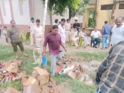 गोगरी: विभिन्न थानों में ज़ब्त शराब का गोगरी थाना में विनिष्टिकरण किया गया, दंडाधिकारी भी मौजूद रहे