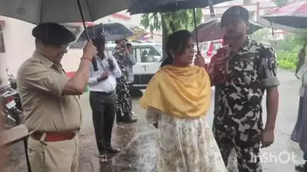 हाजीपुर: भारी बारिश के बीच वैशाली DM, SP ने हाजीपुर में सिपाही भर्ती परीक्षा केंद्रों का किया निरीक्षण
