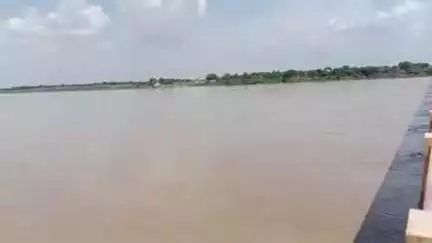 फतेहपुर: फ़तेहपुर में गंगा और यमुना नदी का जलस्तर बढ़ा, दोनों नदियों का जलस्तर पांच-पांच सेंटीमीटर बढ़ा, ADM ने दी जानकारी