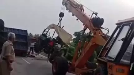 झांसी: झांसी-ललितपुर नेशनल हाईवे पर ट्रैक्टर ट्रॉली अनियंत्रित होकर पलटी, हाईवे पर लगा जाम