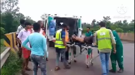 ঝাড়গ্রাম: বাঁশতলাতে ৬নং জাতীয় সড়কে চলন্ত গাড়ির ধাক্কায় গুরুতর আহত পথচারী,চিকিৎসার জন্য আনা হল ঝাড়গ্রাম সুপার স্পেশালিটি হাসপাতাল