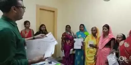 फतुहा: फतुहा अंचलाधिकारी ने 15 भवनहीन लोगों को कार्यालय में तीन-तीन डिसमिल जमीन का पर्चा दिया