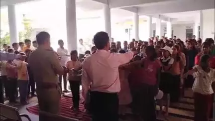 घुवारा: बमनौरा में 'नशे से दूरी है जरूरी' अभियान: स्कूली बच्चों ने निकाली जागरूकता रैली