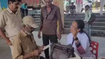 देवास: परिवहन विभाग ने देवास बस स्टैंड पर ड्राइवर और कंडक्टरों की आंखों की जांच करवाई