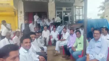 खण्डार: पूर्व कैबिनेट मंत्री अशोक बैरवा ने कुशालीपुरा कार्यालय पर कार्यकर्ताओं की बैठक ली, संगठन विस्तार पर की चर्चा