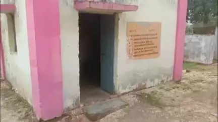 मंडला: बम्हनी थाना क्षेत्र के खखरीटोला गांव स्थित नवीन प्राथमिक शाला में बीती रात चोरों ने की चोरी