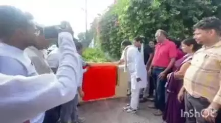 आगरा: केंद्रीय राज्य मंत्री ने कैलाशपुरी में सीसी सड़क निर्माण कार्य का किया लोकार्पण