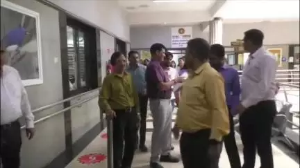 सांवेर: शासन के आदेश के विरोध में तहसीलदार संघ ने कलेक्टर से की मुलाकात, आदेश वापस लेने के लिए सौंपा ज्ञापन