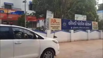 લીંબડી: લીંબડી ના કૃષ્ણનગર વિસ્તારમાં LCB ત્રાટકી જુગાર રમી રહેલા 8 શખ્સો ને ઝડપી પાડયા બે શખ્સો ભાગી છુટયા તો બે હાજર ન મળ્યા