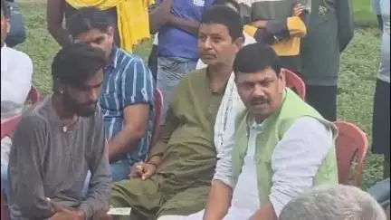 जगदीशपुर: मंगूरा गांव में बिजली करंट से मृतक अच्छे लाल महतो के परिजनों से राजद नेता राजीव रंजन उर्फ पिंकू भइया ने की मुलाकात