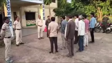 छतरपुर: ईशानगर: थाना परिसर में गुंडा परेड का आयोजन किया गया!