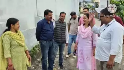 पिथौरागढ़: पिथौरागढ़ की मेयर कल्पना देवलाल ने कुमौड़ वार्ड में नालियों और सफाई व्यवस्था का किया निरीक्षण
