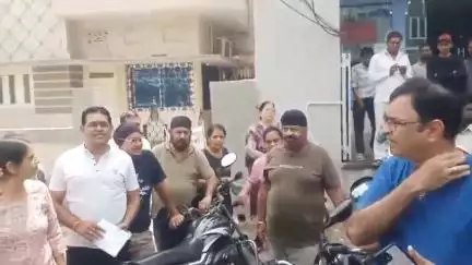मंदसौर: SRM हॉस्पिटल पर होगी कार्रवाई, पार्किंग व्यवस्था ठीक न होने से क्षेत्र के लोग परेशान, नगर पालिका सीएमओ ने किया निरीक्षण