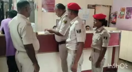 काशी चक: शाहपुर के पंजाब नेशनल बैंक की पुलिस पदाधिकारियों ने सुरक्षा की दृष्टिकोण से की जांच, दिए कई निर्देश