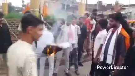 मऊ: उड़ीसा के बालासोर में कॉलेज के प्रोफेसर की प्रताड़ना से ABVP की महिला कार्यकर्ता के आत्मदाह मामले में किया पुतला दहन