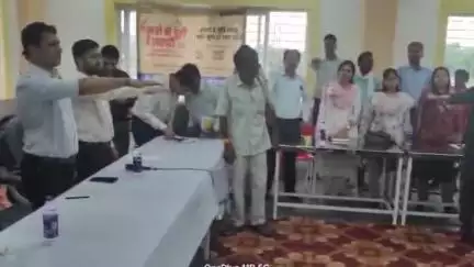 दतिया: कस्बा बसई के सीएम राईज स्कूल में कलेक्टर व एसपी ने छात्राओं और आमजन को नशा मुक्ति के लिए किया जागरूक, दिलाई शपथ