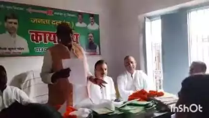 दाउदनगर: भखरुआं स्थित जदयू कार्यालय में प्रखंड स्तरीय बैठक हुई, बीएलए टू पर चर्चा, पूर्व सांसद चंदेश्वर प्रसाद चंद्रवंशी मौजूद
