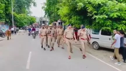 शाहजहांपुर: पुलिस अधीक्षक राजेश द्विवेदी ने पुलिस बल के साथ थाना सदर बाजार क्षेत्र में किया पैदल गश्त