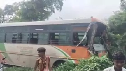 फतेहपुर: मिर्जापुर भिटारी के पास ट्रक ने रोडवेज बस में मारी टक्कर, चालक सहित 5 लोग घायल, ट्रक चालक फरार