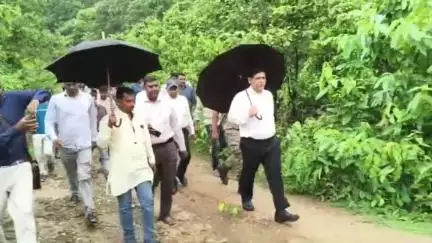 इचाक: उपायुक्त पहुंचे दुर्गम गांव पुरनपनियां, सुनी लोगों की पीड़ा और सड़क निर्माण का दिलाया भरोसा