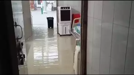 बख्तियारपुर: लगातार तीन घंटे की बारिश से बख्तियारपुर CHC का इमरजेंसी वार्ड और अस्पताल परिसर जलमग्न