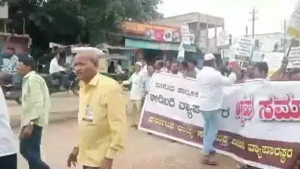ಜಗಳೂರು: ಮಾಲ್‌ಗಳ ಪ್ರಭಾವದಿಂದ ರಾಜ್ಯದಲ್ಲಿ ಬೀದಿ ಬದಿ ವ್ಯಾಪಾರಿಗಳು ಬೀದಿಗೆ: ಜಗಳೂರಲ್ಲಿ ಎಐಟಿಯುಸಿ ಜಿಲ್ಲಾಧ್ಯಕ್ಷ ಕೈದಾಳೆ ಮಂಜುನಾಥ್ ಆರೋಪ