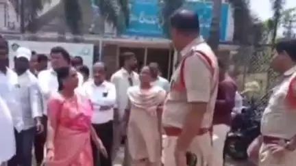 శ్రీకాకుళం: ప్రశాంతంగా ఉన్న చినబడాం గ్రామంలో అక్రమ కేసులు పెట్టి పోలీసులు చిచ్చు రేపుతున్న మాజీ మంత్రి అప్పలరాజు