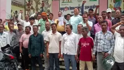 गांडेय प्रखंड के कृषक मित्रों के प्रतिनिधिमंडल ने हड़ताल वापसी पर गांडेय बीडीओ को ज्ञापन सौंपा