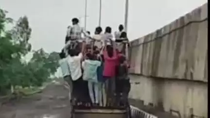 गोहरगंज: मंडीदीप से धान रोपाई के लिए मिनी ट्रकों में ठूंस-ठूंस कर भरे जा रहे मजदूर