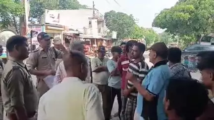 ओखलकांडा: सचल न्यायालय ई-मोबाइल वैन टीम ने खनस्यू क्षेत्र में लोगों को किया जागरूक