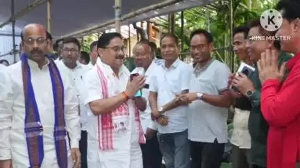 নগাঁও: কামপুৰ নিৱাসী তথা বৈদ্যুতিক সংবাদ মাধ্যম এনকে টিভিৰ সাংবাদিক বাসগৃহত সাংসদ উপস্থিত হৈ পৰিয়ালবৰ্গক সমবেদনা জ্ঞাপন কৰে