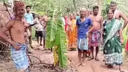 ময়না: ২০ বছর ধরে বেহাল রাস্তা সংস্কারের দাবিতে কলা গাছ ধান গাছ লাগিয়ে অভিনব প্রতিবাদ চিঞাবেড়িয়া গ্রামবাসীদের #jansamasya