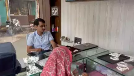 खुरई: माहेश्वरी कला ज्वेलर्स ललित शास्त्री स्कूल के पीछे खुरई