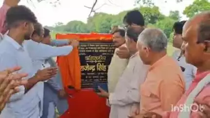 बिंदकी: मकरंदपुर-धाना रिठवा के 11 किलोमीटर मार्ग का एक करोड़ 92 लाख 49 हजार रुपए से हुआ मरम्मत, विधायक ने किया लोकार्पण