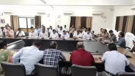 सकलडीहा: चंदौली में सीएम योगी के आगमन को लेकर DM-SP ने अधिकारियों के साथ बैठक की, कार्यक्रम स्थलों का किया निरीक्षण