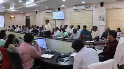 अशोक नगर: युवाओं को सही करियर चुनने में मदद के लिए करियर काउंसलिंग योजना शुरू, कलेक्ट्रेट में हुई बैठक