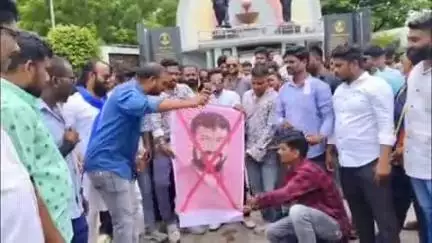 नांदेड: वंचित बहुजन आघाडीच्या वतीने आयटीआय इथे आमदार हेमंत पाटील यांच्या फोटोच्या बॅनरला जोडे मारो आंदोलन करण्यात आले