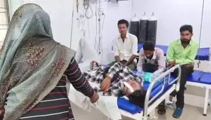 महोबा: दौनी गांव के युवक ने पत्नी के इनकार से आहत होकर खाया ज़हर, ससुराल के दरवाजे पर किया आत्महत्या का प्रयास